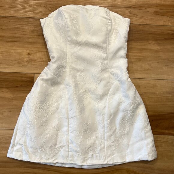 Short White Jacquard Satin Dress with Bow - Size 6 - Picture 4 of 10